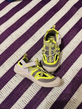 OshKosh B'gosh Neon Yellow & Gray Active Kids Sandals（brand new）